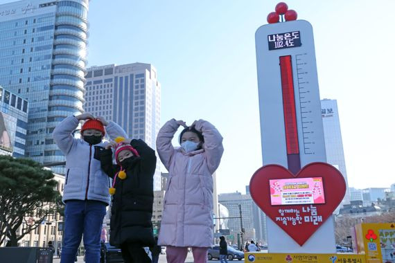 16일 서울 종로구 광화문광장 사랑의 온도탑이 102.4도를 표시하고 있다. 사진=박범준 기자