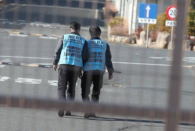 10일 울산 울주군 상북면 자일대우버스 공장 앞, 지난 7월 두번째 해고 통보를 받은 자일대우버스 노동자들이 공장 안으로 들어가고 있다. 백소아 기자