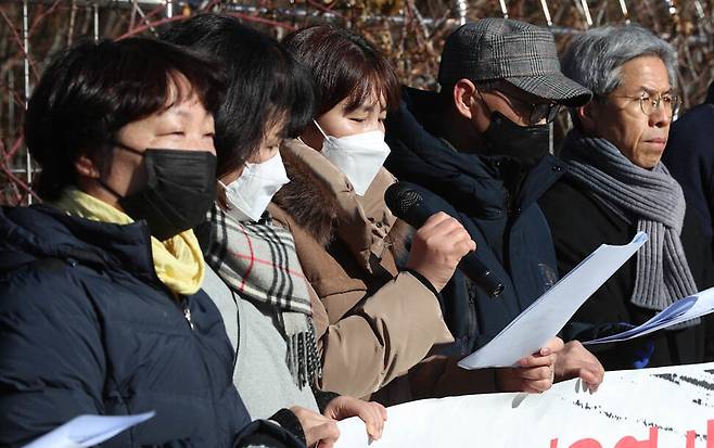 고 정유엽군의 어머니 이지연(왼쪽 셋째)씨가 16일 오전 서울 서초동 서울중앙지법 앞에서 연 손해배상 청구 기자회견에서 기자회견문을 읽고 있다. 김정효 기자