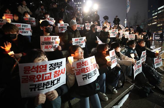 한-일 과거사 문제 등을 해결하기 위해 여러 시민단체가 모인 ‘역사정의와 평화로운 한일관계를 위한 공동행동’ 회원들이 13일 저녁 서울 세종로 파이낸스빌딩 앞에서 윤석열 정부의 굴욕적 강제동원해법을 규탄하는 촛불집회를 열고 있다. 신소영 기자 viator@hani.co.kr