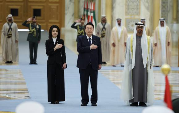 아랍에미리트(UAE)를 국빈 방문한 윤석열 대통령이 15일(현지시간) 아부다비 대통령궁에서 열린 공식환영식에서 모하메드 빈 자이드 알 나하얀 UAE 대통령과 의장대를 사열하고 있다. [사진=뉴시스]