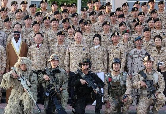 윤석열 대통령과 김건희 여사가 15일(현지시간) 현지에 파병 중인 아크부대를 방문, 장병들과 기념촬영을 하고 있다. 연합뉴스