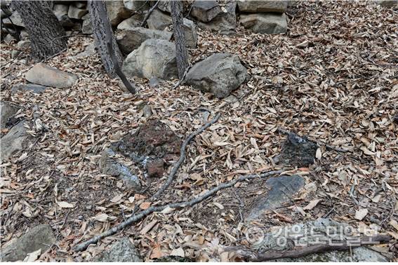 ▲ 동해시에 쇠부리터·숯가마터·철불·봉수대·백자·유기·석회·대마가마터·아연·시멘트 등 고대시대부터 이어져 오는 화철(火鐵)유적이 최소 40여곳 이상 발견되고 있어 불과 철을 매개로 하는 화철역사문화도시로 재창조할 필요성이 제기되고 있다.E지역  쇠부리 터 모습.