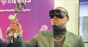 참가자가 아즈나렌즈의 VR직업훈련 프로그램으로 스프레이 페인팅을 체험하고 있다.