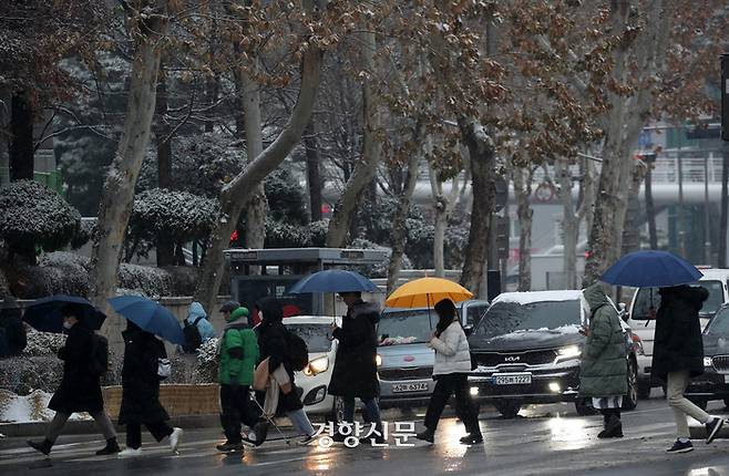 지난달 21일 서울 서대문구 연세로에서 우산을 쓴 시민들이 횡단보도를 건너고 있다. 김창길 기자