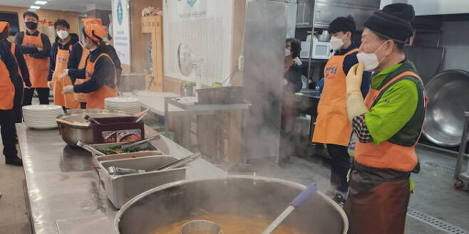 서울 동대문구에 위치한 무료급식소 밥퍼에서 16일 오전 배식을 준비하는 모습.