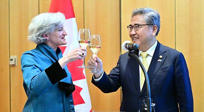 South Korean Foreign Minister Park Jin (right) and Tamara Mawhinney, Charge d' affaires at Canadian Embassy propose a toast at an event to commemorate 60th anniversary Canada-Korea relations in Jung-gu, Seoul, Thursday. (Ministry of Foreign Affairs)