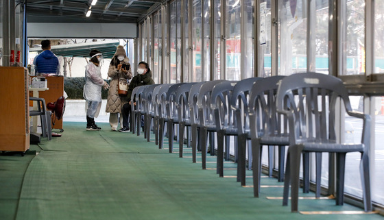 A Covid-19 testing center in Dongdaemun District, eastern Seoul, on Monday morning [NEWS1]