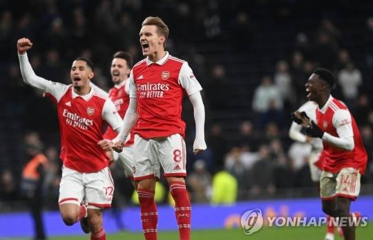기뻐하는 아스널 선수들 [EPA=연합뉴스]