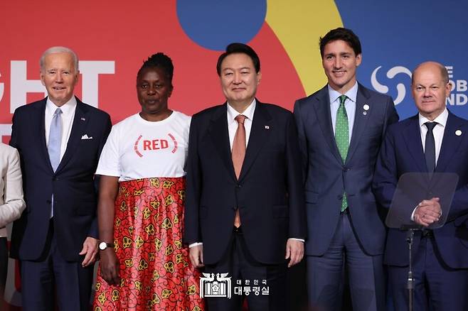 ▲윤석열 대통령이 지난해 9월21일 북미순방 중 글로벌 펀드 제7차 재정공약 회의에 참석해 연설을 한 뒤 바이든 미 대통령 등 참석자들과 기념촬영을 하고 있다. 사진=대통령실