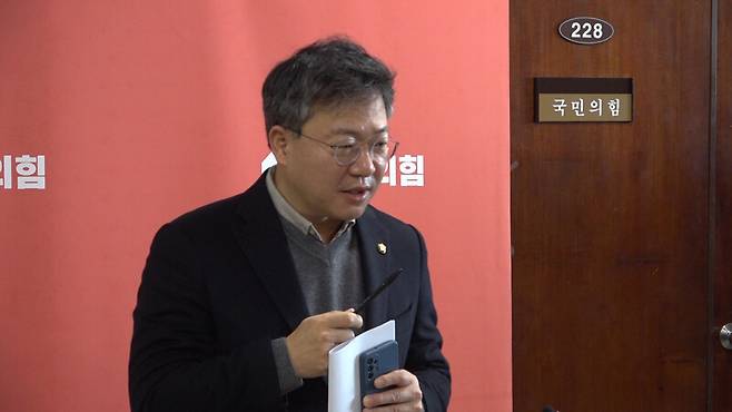 박정하 국민의힘 수석대변인이 16일 오후 국회 본관 228호 앞에서 연 비대위 회의 후 백브리핑에서 외교부의 MBC 소송에 대해 자연인 윤석열이 아닌 대통령 윤석열로 보고 외교부가 소송할 수 있다고 본다고 답변하고 있다. 사진=미디어오늘 영상 갈무리