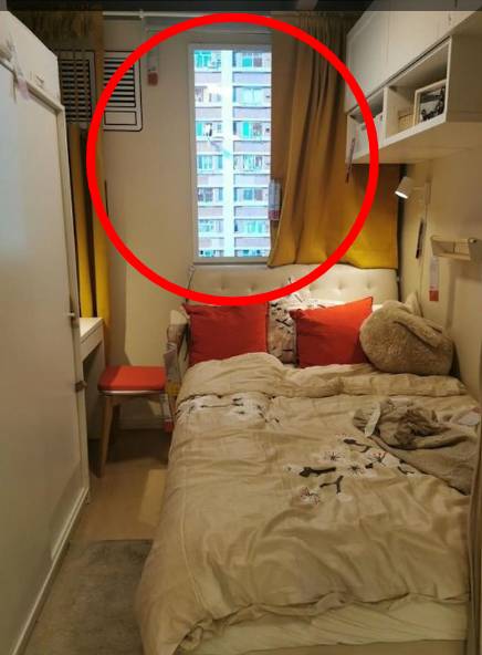 이케아 한 홍콩 매장에서 전시용 방에 임대 아파트 풍경을 인쇄해놓았다./사진=SCMP