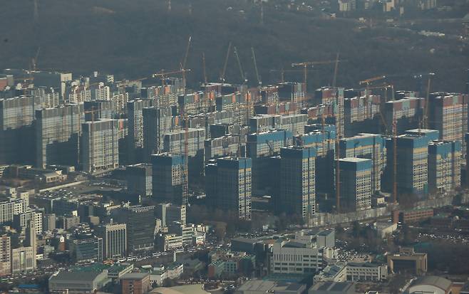 서울 시내 아파트 재건축 현장 모습. [연합]