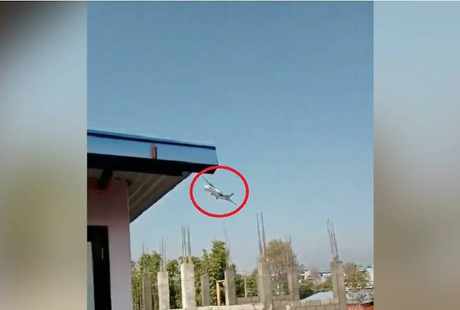 네팔 예티항공 소속 ATR72기가 15일(현지시간) 오전 10시 50분께 개장 2주 된 포카라 국제공항에 착륙하기 위해 고도를 낮추던 중 기체가 기울고 있다. [네팔 사고기 영상 캡처]