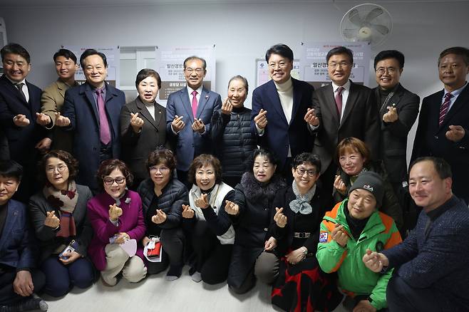 경남정보대는 지난 13일 부산 사상구청과 함께 일신경로당 리모델링 개소식을 진행했다. [경남정보대 제공]