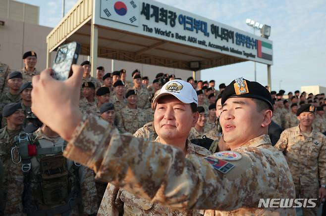 [아부다비=뉴시스] 전신 기자 = 아랍에미리트(UAE)를 국빈 방문 중인 윤석열 대통령이 15일(현지시간) 현지에 파병중인 아크부대를 방문해 장병들과 기념촬영하고 있다. 2023.01.16. photo1006@newsis.com