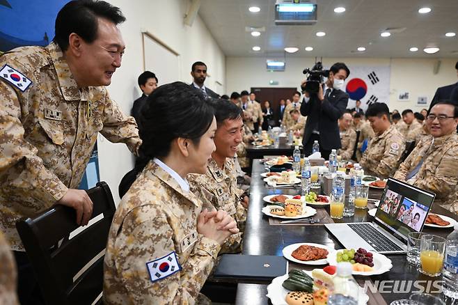 [아부다비=뉴시스] 전신 기자 = 아랍에미리트(UAE)를 국빈 방문 중인 윤석열 대통령과 김건희 여사가 15일(현지시간) 현지에 파병중인 아크부대를 방문해 장병 가족들과 화상 통화하고 있다. 2023.01.16. photo1006@newsis.com