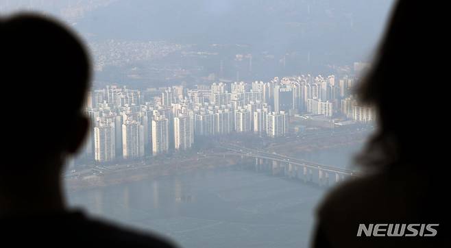 [서울=뉴시스] 백동현 기자 = 서울 송파구 롯데월드타워 전망대 서울스카이에서 바라본 서울 도심 아파트. 2023.01.06. livertrent@newsis.com