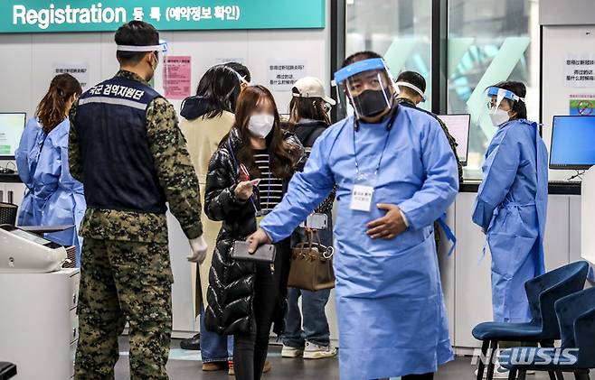 [인천공항=뉴시스] 정병혁 기자 =  중국발 입국자 코로나19 검사 의무화가 시행중인 지난 6일 오후 인천국제공항 코로나19 검사센터에서 상하이발 입국자들이 검사를 위해 대기하고 있다. 2023.01.16. jhope@newsis.com