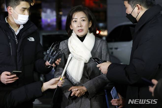 [서울=뉴시스] 최동준 기자 = 나경원 전 국민의힘 의원이 16일 서울 중구의 한 식당에서 오세훈 서울시장과 만찬 전 취재진 질문에 답변하고 있다. 2023.01.16. photocdj@newsis.com