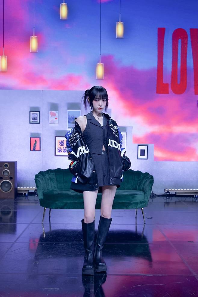 최예나가 포토타임에서 포즈를 취하고 있다. 위에화엔터테인먼트 제공