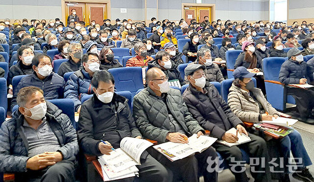 11일 경북 영주시농업기술센터에서 열린 사과 품목 새해농업인실용교육에 참석한 농민들이 진지한 모습으로 강의를 듣고 있다.