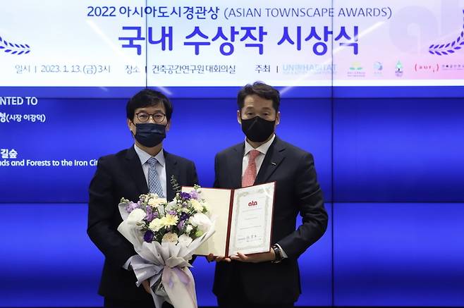 김남일(오른쪽) 포항시 부시장이 13일 세종시에서 열린 ‘2022 아시아 도시 경관상’ 국내 시상식에 참석해 본상을 수상한 뒤 기념 촬영을 하고 있다. 포항시 제공