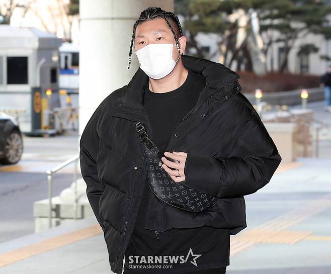 래퍼 던밀스가 16일 오전 서울 마포구 서부지방법원에서 열린 아내 A씨의 신체 일부를 몰래 카메라로 촬영, 유포한 혐의로 불구속 기소된 래퍼 뱃사공의 첫 공판기일에 참석하고 있다.  뱃사공은 지난해 5월 A씨의 폭로 이후 3일 만에 자신의 논란을 인정하며 "제가 잘못한 부분에 대해서 사과하고 반성하겠다. 피해자분이 고소하지는 않으셨지만 죗값을 치르는 게 순리라고 생각돼 경찰서에 왔다. 성실히 조사 받고 다시는 이런 일이 없도록 평생 반성하겠다"면서 경찰에 자수, 성폭력범죄의 처벌 등에 관한 특례법 위반 혐의로 검찰에 송치됐다. 2023.01.16. /사진=김창현 기자 chmt@