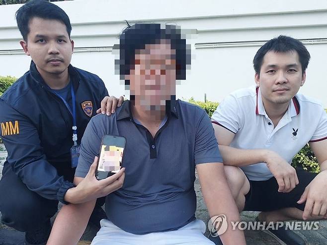 김성태 쌍방울그룹 전 회장의 체포 당시 모습. (방콕=연합뉴스) 태국 경찰 이민국이 13일 공개한 지난 10일(현지시간) 빠툼타니 소재 한 골프장에서 검거한 쌍방울 그룹 김성태 전 회장 검거 당시 모습. 태국 경찰은 김 전 회장의 모습을 모자이크해 언론에 공개했다. 2023.1.13 [태국 경찰 제공. 재판매 및 DB 금지] photo@yna.co.kr