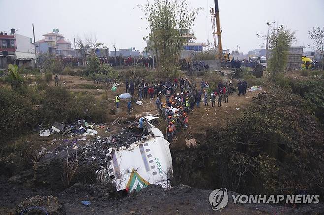 네팔 여객기 추락 현장서 실종자 수색하는 구조대 (포카라 AP=연합뉴스) 네팔 포카라의 여객기 추락 사고 현장에서 16일(현지시간) 구조대가 실종자 수색 작업을 벌이고 있다. 전날 한국인 2명 등 72명을 태운 카트만두발 여객기가 추락해 최소 68명이 숨지고 4명이 실종됐다. 네팔 정부는 국가적 차원에서 희생자들을 애도하기 위해 이날 하루를 공휴일로 선포했다. 2023.01.16 clynnkim@yna.co.kr