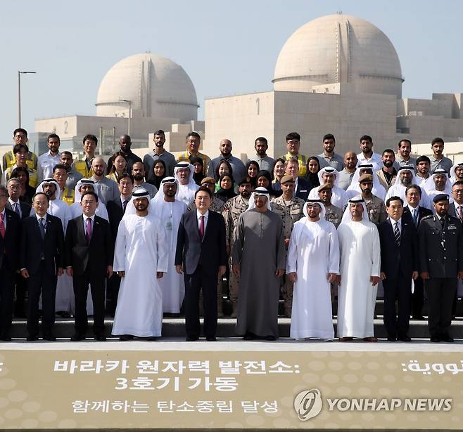 UAE 바라카 원전 3호기 가동식 참석한 윤석열 대통령 (아부다비=연합뉴스) 임헌정 기자 = 아랍에미리트(UAE)를 국빈 방문 중인 윤석열 대통령이 16일(현지시간) 바라카 원자력발전소에서 열린 바라카 원전 3호기 가동식에서 무함마드 빈 자예드 알 나흐얀 UAE 대통령 등 참석자들과 기념촬영을 하고 있다. 2023.1.16 kane@yna.co.kr