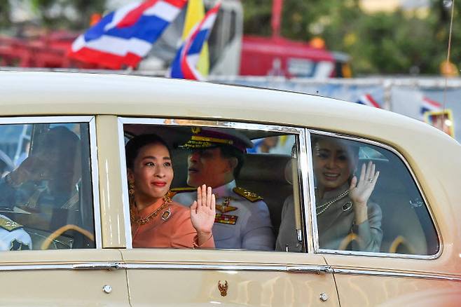 팟차라끼띠야파 나렌티라텝파야와디 공주가 2020년 11월 1일 왕궁에 도착해 차에서 손을 흔들고 있다. (사진=AFP)