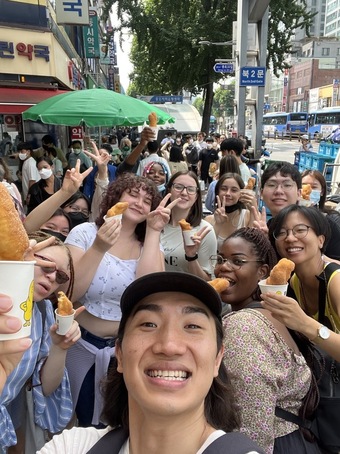 광장시장에서 한국여행을 즐기고 있는 외국인 관광객과 최재효 씨(본인 제공)