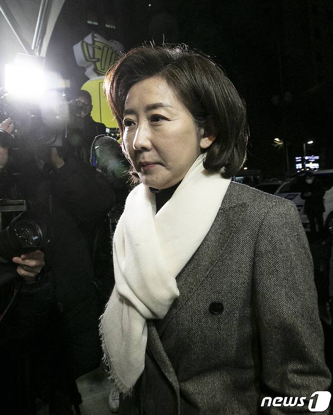 나경원 전 국민의힘 의원이 16일 오후 오세훈 서울시장과의 만찬 회동을 위해 서울 중구의 한 음식점으로 들어가고 있다. 2023.1.16/뉴스1 ⓒ News1 이승배 기자