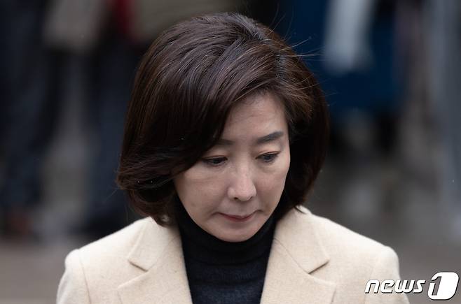 국민의힘 '3·8 전당대회' 출마를 고심 중인 나경원 전 의원이 15일 서울 동작구 흑석동성당에서 미사를 마친 후 취재진 질문을 받고 있다. 2023.1.15/뉴스1 ⓒ News1 이재명 기자