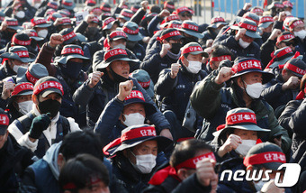 민주노총 전국건설노동조합 조합원들이 11일 오후 서울 용산구 삼각지역 인근에서 가진 건설노동자 총력투쟁 선포 결의대회에서 구호를 외치고 있다. 2023.1.11/뉴스1 ⓒ News1 김민지 기자