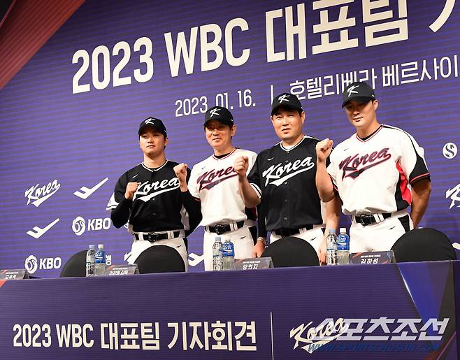 2023 WBC 대표팀 기자회견이 16일 오후 서울 강남구 청담동 리베라호텔에서 열렸다. 기자회견에 참석한 고우석, 이강철 감독, 양의지, 김하성이 포즈를 취하고 있다.청담동=송정헌 기자songs@sportschosun.com/2023.01.16/