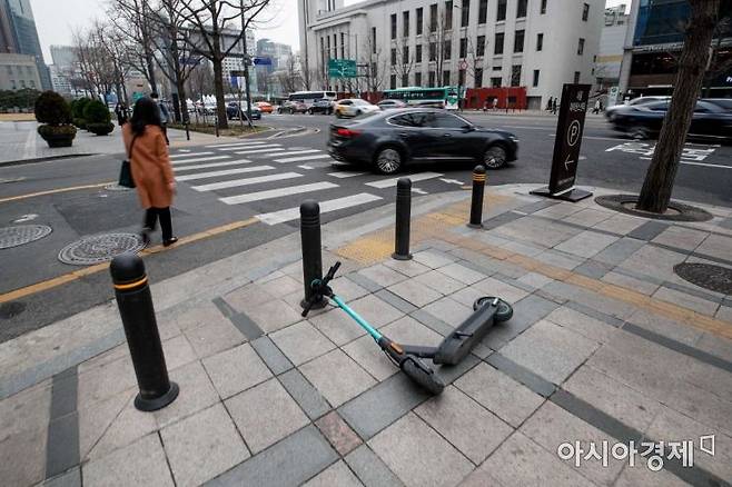 서울시 또한 공유 전동킥보드 불법 주차를 막고 사고를 줄이기 위해 반납 제한 구역을 설정하는 등 종합개선 대책을 마련 중에 있다. [사진=아시아경제DB]