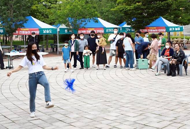 지난해 추석때 경주엑스포대공원을 찾은 관광객이 전통놀이인 제기차기를 즐기고 있다.