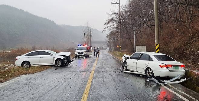 지난달 21일 오전 울산 울주군의 한 도로에서 교통사고가 난 모습. /연합뉴스