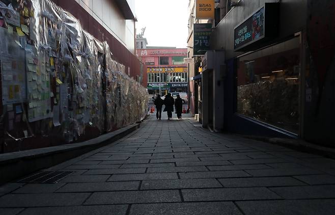 12일 서울 용산구 이태원 참사가 발생한 골목에 추모 메시지가 남겨져 있다. /뉴스1