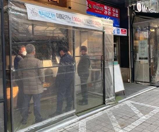 16일 서울 시내 한 커피숍에 아메리카노 1300원 현수막이 걸려있다. 유지연 기자