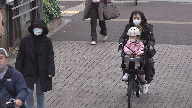 이른바 ‘마마챠리’라고 불리는 자전거에 아이를 태우고 가는 도쿄 시민.