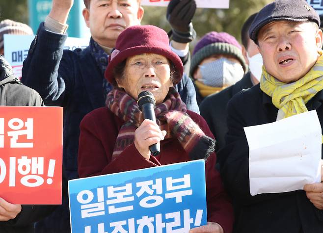 “일본은 사죄하라” 일제 강제동원 피해자인 양금덕 할머니(가운데)와 일제강제동원시민모임 등 광주지역 60개 시민사회단체가 17일 기자회견을 열고 강제동원 피해자 배상 판결금을 제3자로부터 변제받는 내용의 안을 추진하고 있는 정부를 규탄하고 있다. 연합뉴스