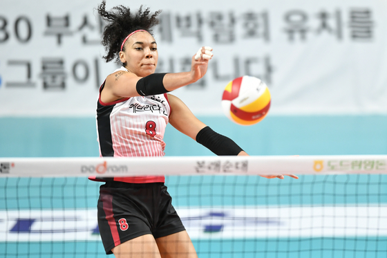 Varga Elizabeth Inneh of the Daejeon Korea Ginseng Corporation in action against the GS Caltex Seoul Kixx in a V League game on Jan. 9.  [KOVO]