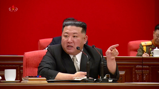 North Korean leader Kim Jong-un speaks at the 6th expanded plenary session of the 8th Central Committee of the Workers' Party in Pyongyang in footage broadcast by the state-controlled Korean Central Television on Dec. 29. It remains to be seen if Kim also spoke at Tuesday's gathering of the Supreme People's Assembly, the regime's rubber-stamp parliament. [YONHAP]