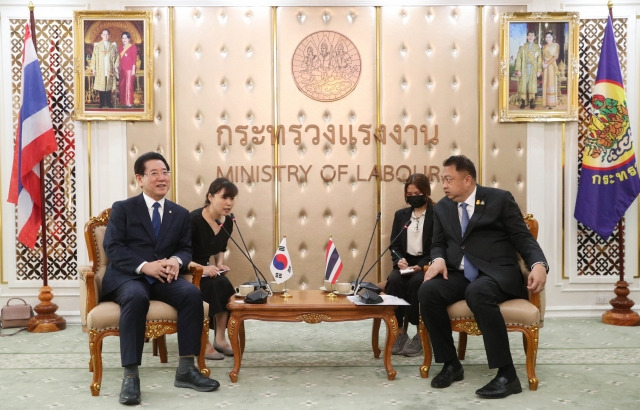 태국을 순방 중인 김영록 전라남도지사가 16일(현지시간) 태국 노동부에서 수찻 촘클린 장관을 만나 전남도와 태국 노동부 간 상호 교류 협력방안 등에 대해 논의했다. 전남도 제공