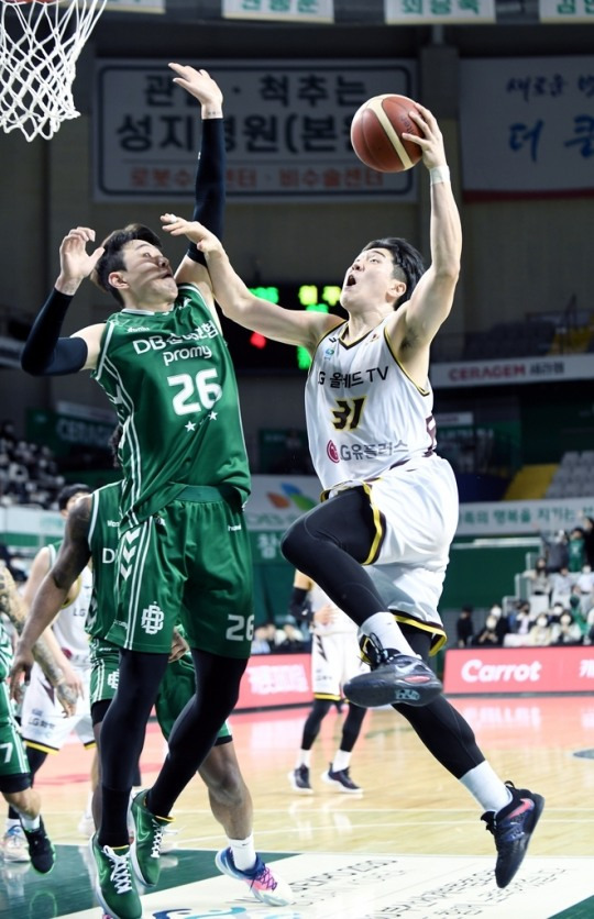 김준일의 골밑 공략[KBL 제공]