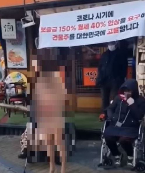 강남에서 육회집을 운영하는 사장이 건물주의 임대료 인상 요구에 반발하며 시위를 벌였다 / 사진=유튜브 '명탐정 카라큘라' 캡처