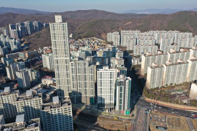 미분양이 증가하는 등 주택 분양 시장 한파가 지속하는 시기에는 부동산 규제 완화 수혜를 입을 수도권 분양 단지와 지역 랜드마크로 발전할 가능성이 높은 컨소시엄 분양에 주목할 필요가 있다는 지적이다. 사진은 경기 용인시 한 아파트 단지 모습.  대우건설 제공